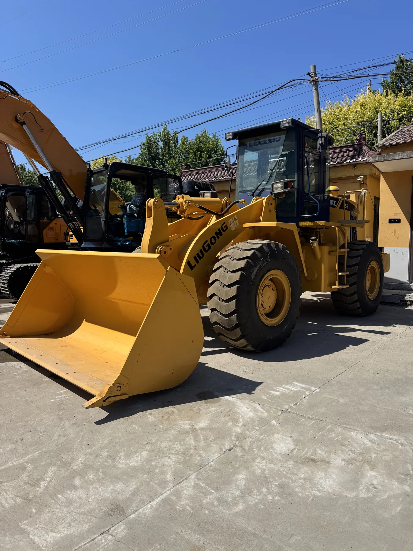 Wheel loader reference photograph — cover image