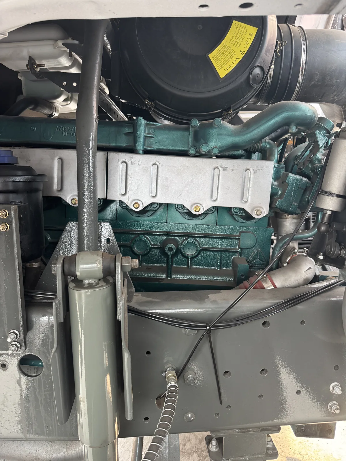 HOWO engine compartment reference photograph