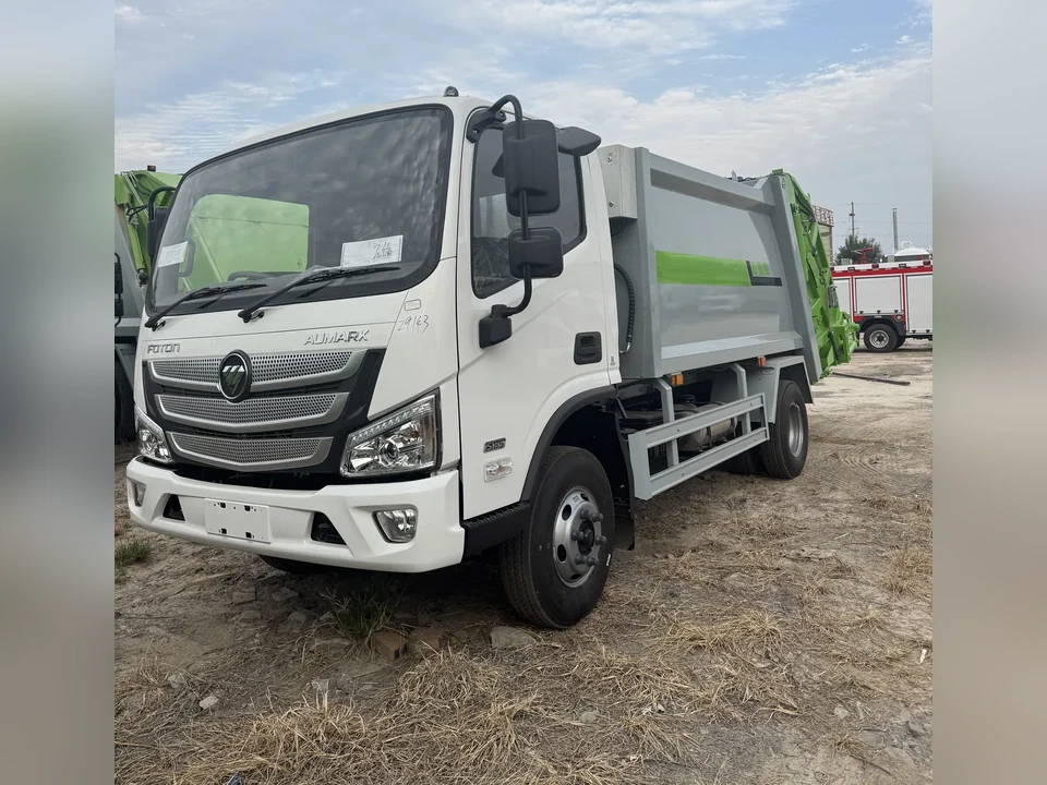 Garbage collection truck, front three-quarter view