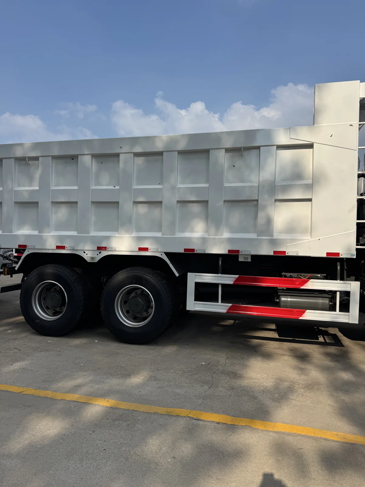HOWO 6×4 dump truck — Cargo body and rear running gear
