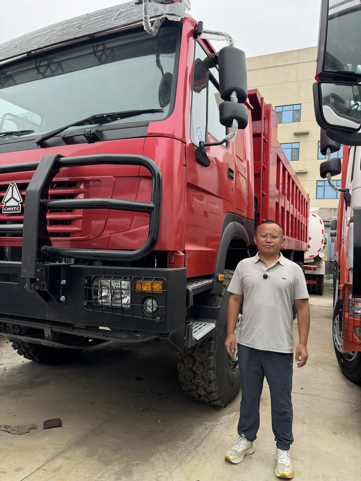 HOWO 6×4 dump truck — exterior reference 02