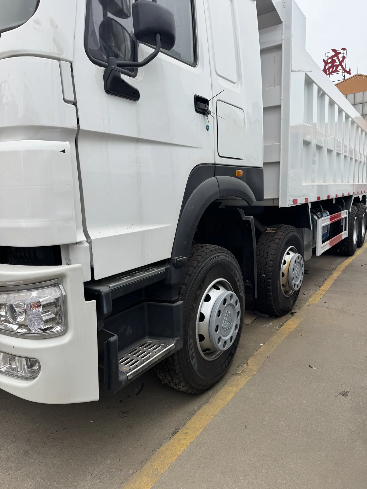 HOWO 8×4 dump truck — Cab exterior and front axles