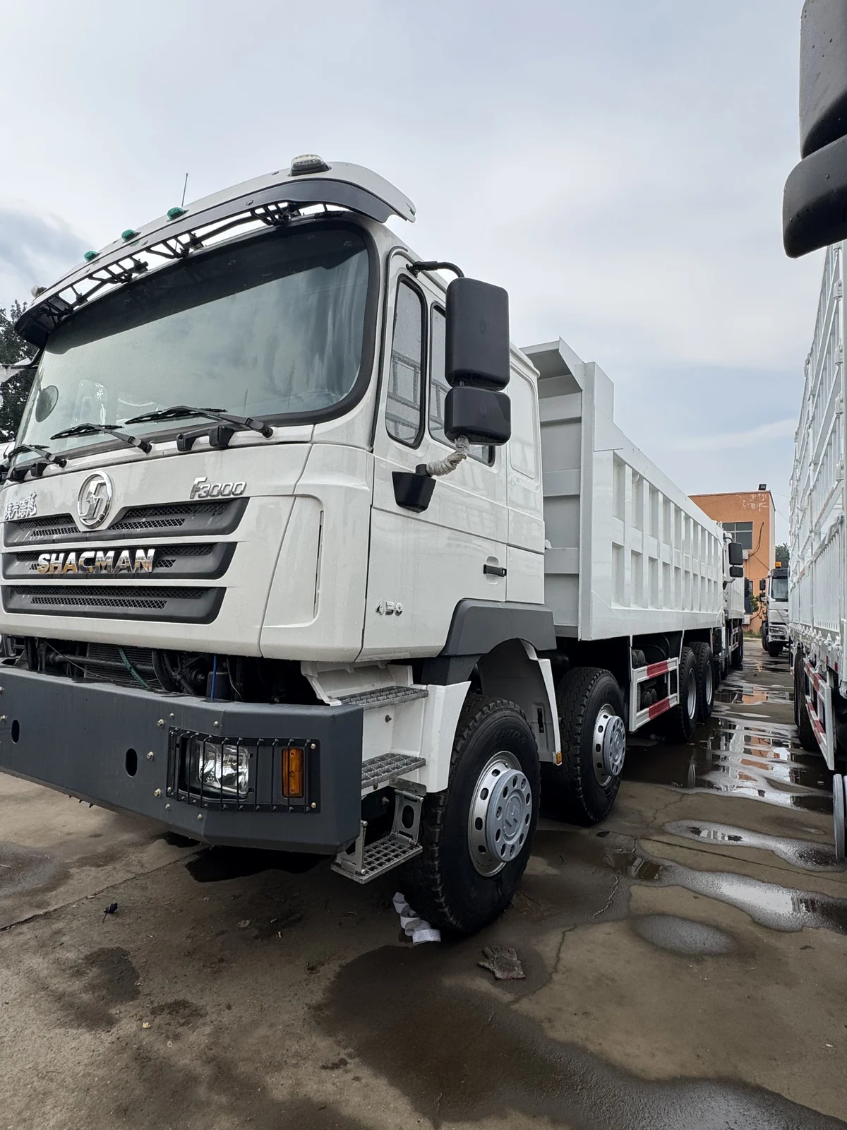 SHACMAN 8×4 dump truck — exterior reference 03